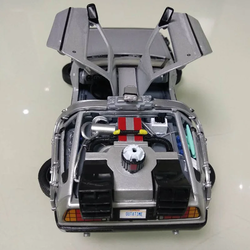 Модель литая автомобиля из металлического сплава в масштабе Назад будущее