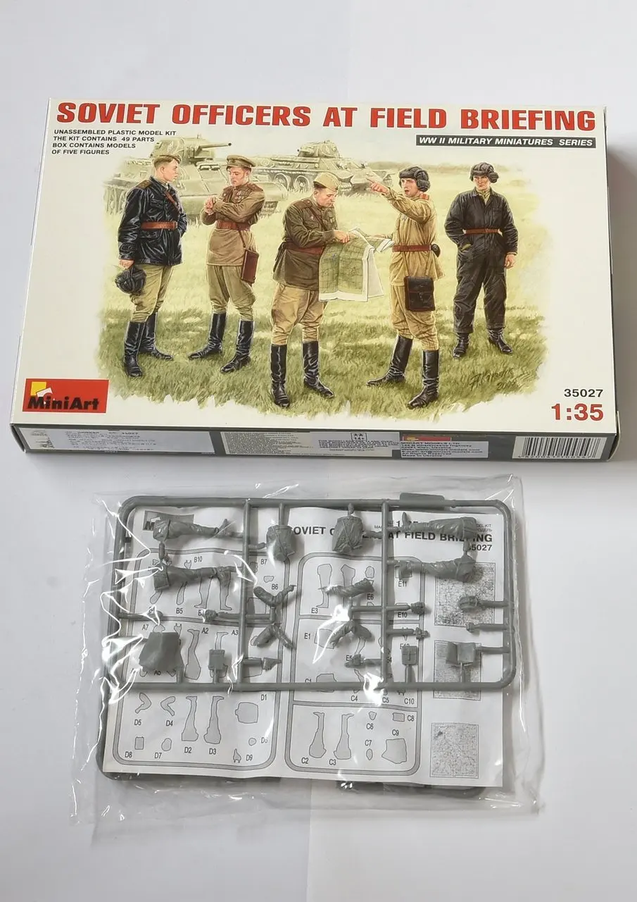 

Miniart 35027 - 1/35 - Soviet Officers at Field Briefing WWII 5 figure model kit