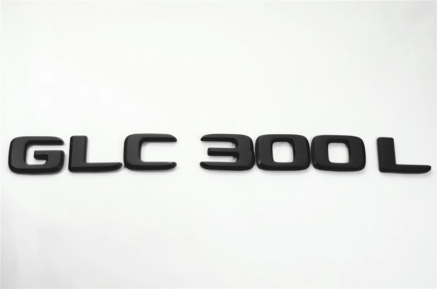 

Значок с эмблемой, матовая черная наклейка на заднюю часть багажника из АБС-пластика для Mercedes Benz GLC300L GLC260L GLC250Ld GLC250L GLC220L, автомобильная накле...