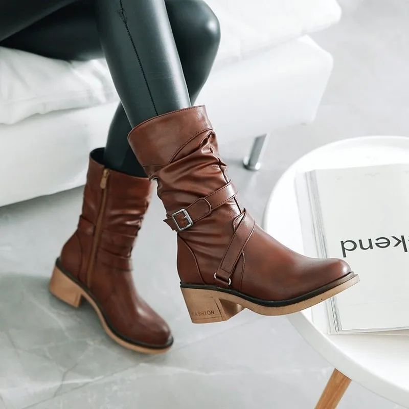 Женские ботинки с пряжкой черные теплые кожаные до середины икры круглым носком