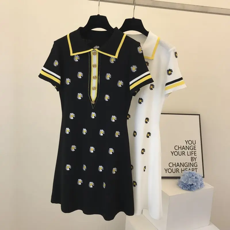 Женское трикотажное платье ALPHALMODA с вышивкой ромашки воротник поло короткими