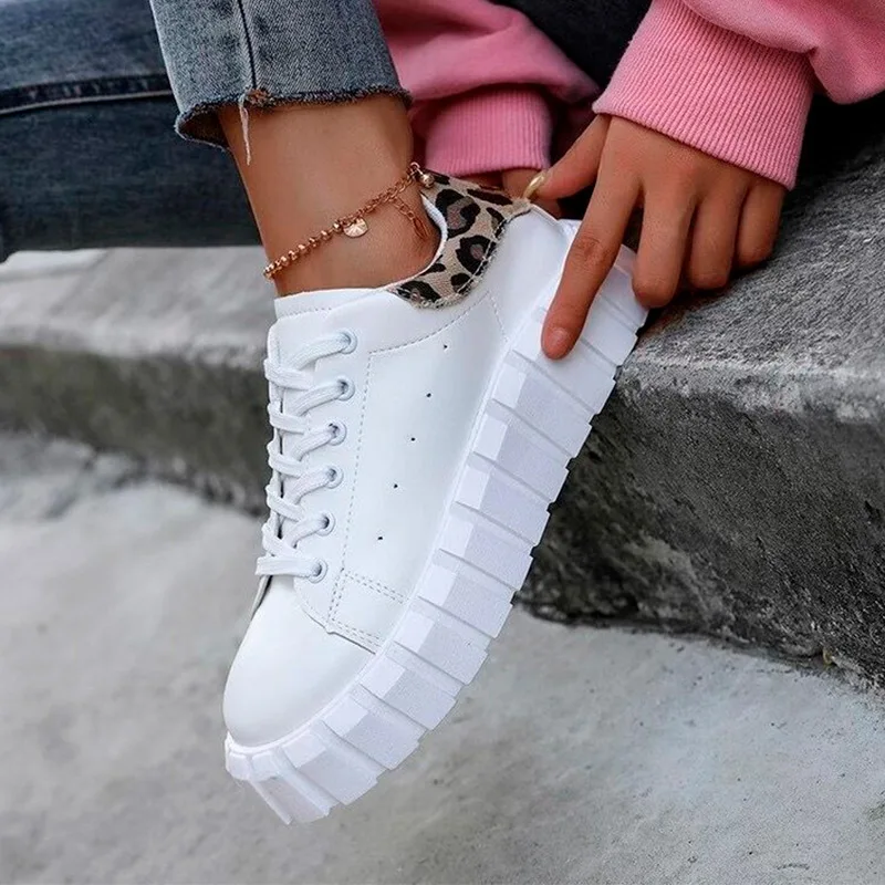 

Thick Bottom Sports Shoes Women Spring Autumn New Women's Sneakers New Fashion Flat Plus Size Lace-up Solid Round Toe casual