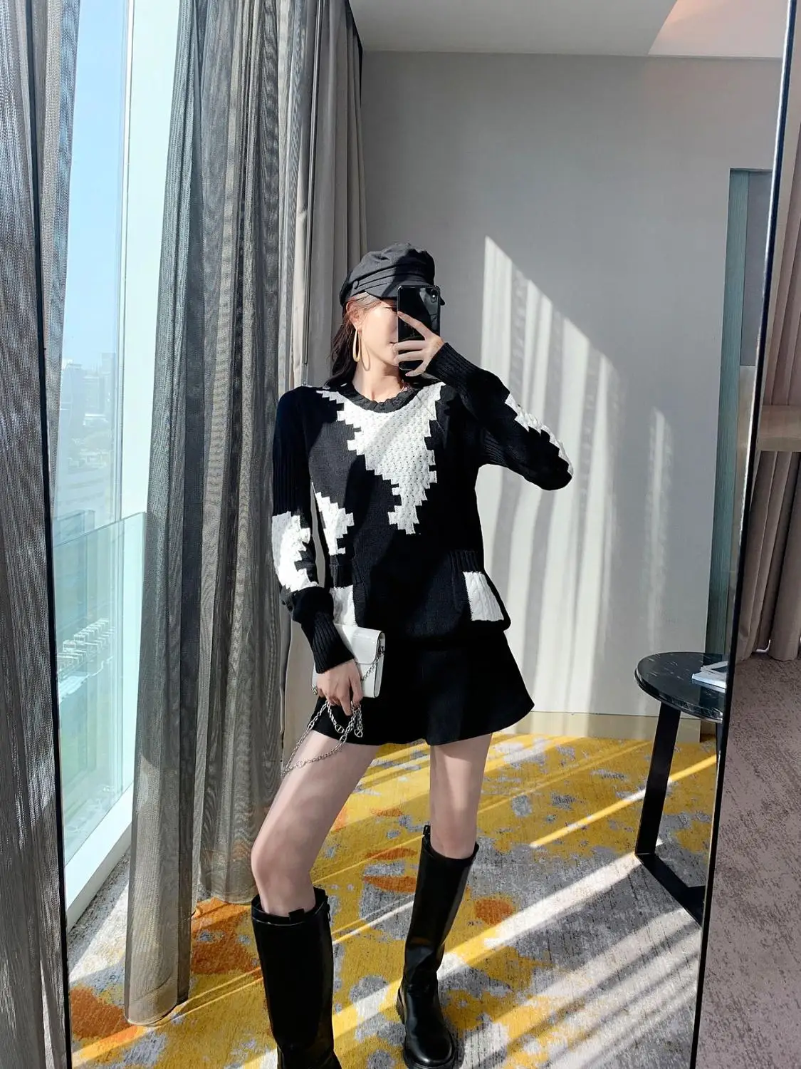 

New irregular texture pixels twist lantern sleeve knit sweater female black and white