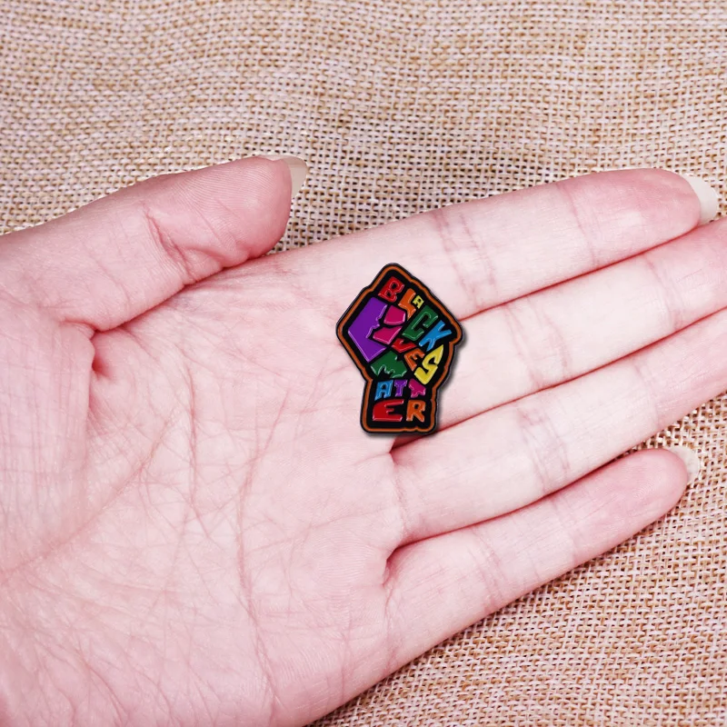 Черная брошь в виде живой материи приподнятый сжатие значок кулака черная