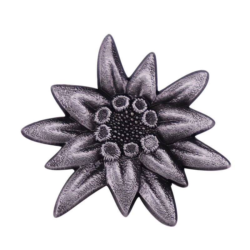 

Retro Style German Mountain Troops Elite Edelweiss Badge Pin