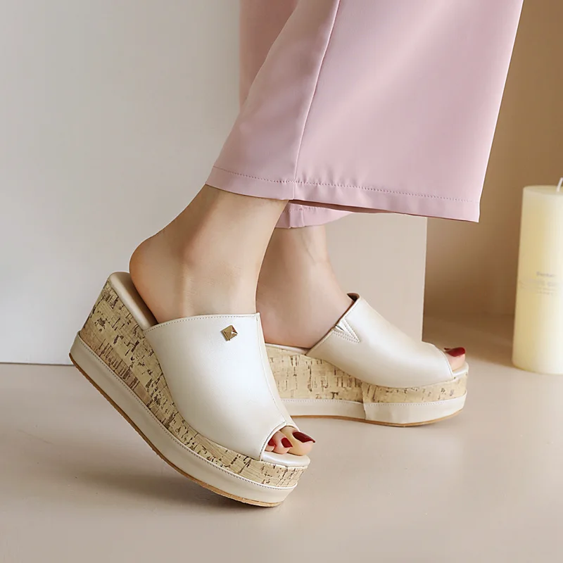 

Шлепанцы женские, на плоской платформе, с металлическими вставками, под дерево, новые, с открытым носком, босоножки на водонепроницаемой пла...