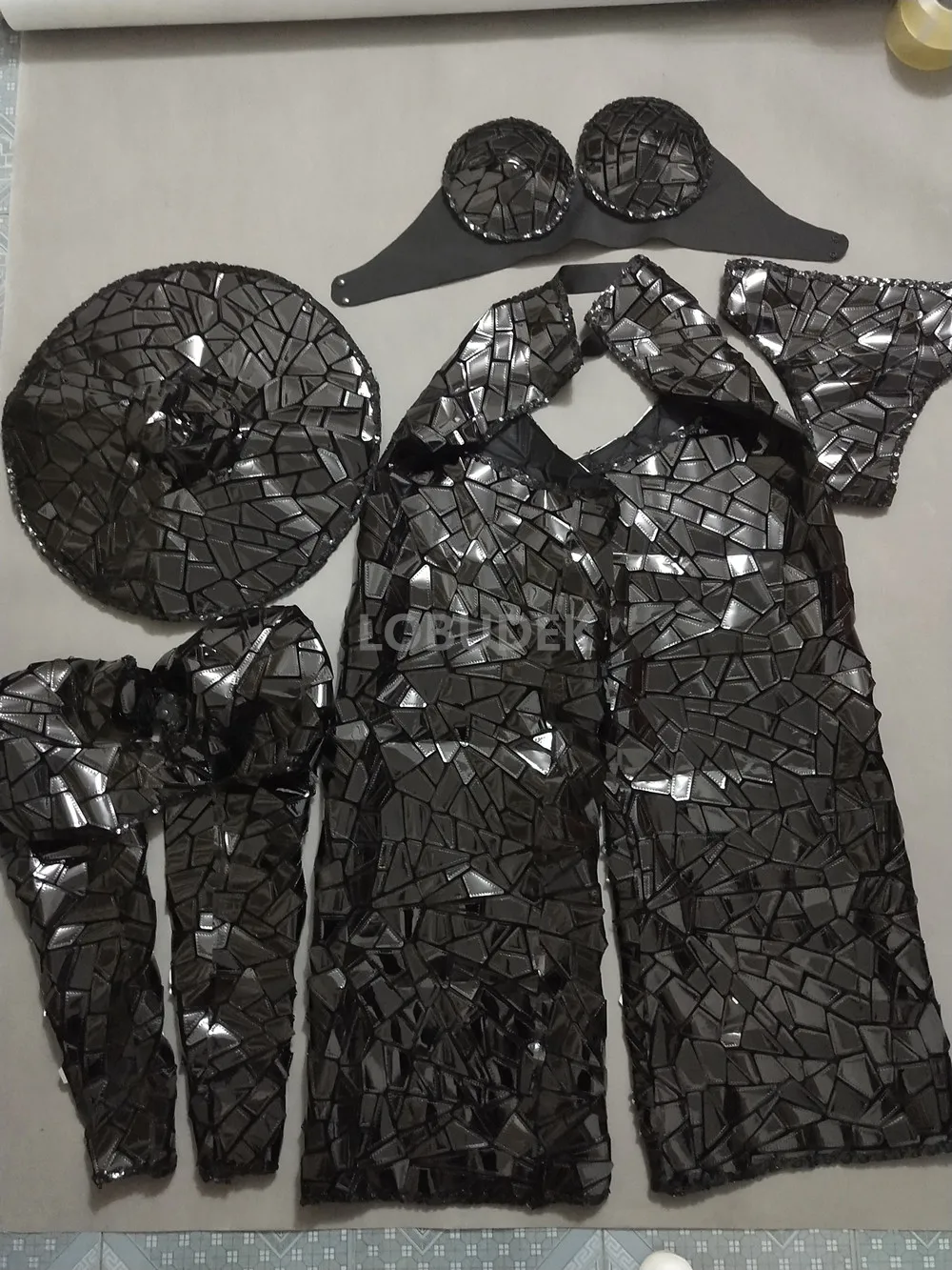 Чёрный комплект из бюстгальтера с зеркальными пайетками, трусиков, платка и кепки для женщин-диджеев, танцоров, певцов. Сексуальная сценическая одежда для шоу, баров, вечеринок и рейва. Рефлективный костюм.