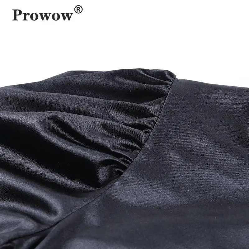 Женское атласное боди с длинным рукавом воротником-стойкой и молнией сзади |