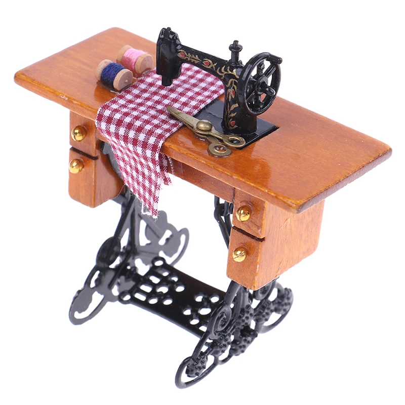 

2019 1/12 Scale Wooden Miniature Furniture Families Vintage Miniature Sewing Machine With Cloth for Dollhouse Decoration