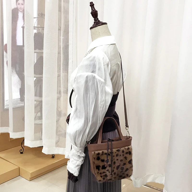 Женская сумка-тоут из натурального меха норки с леопардовым принтом