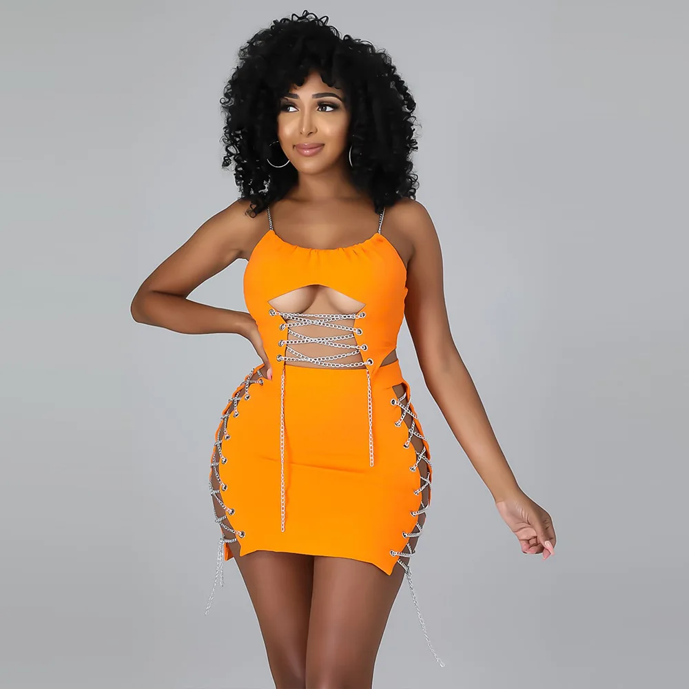 

Соблазнительный комплект из двух предметов в стиле пэчворк с цепочкой, укороченный топ на бретелях-спагетти и облегающая мини-юбка с боковы...