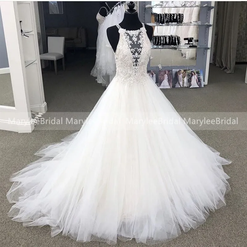 

Свадебное платье из фатина цвета шампанского с отстегивающимся длинным рукавом и кружевной аппликацией; Свадебные платья с коротким шлейф...