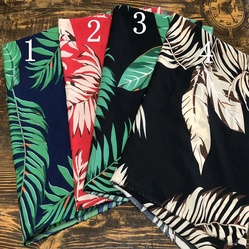 Платье из ткани с принтом бананов больших листьев пурпурно синего цвета красным