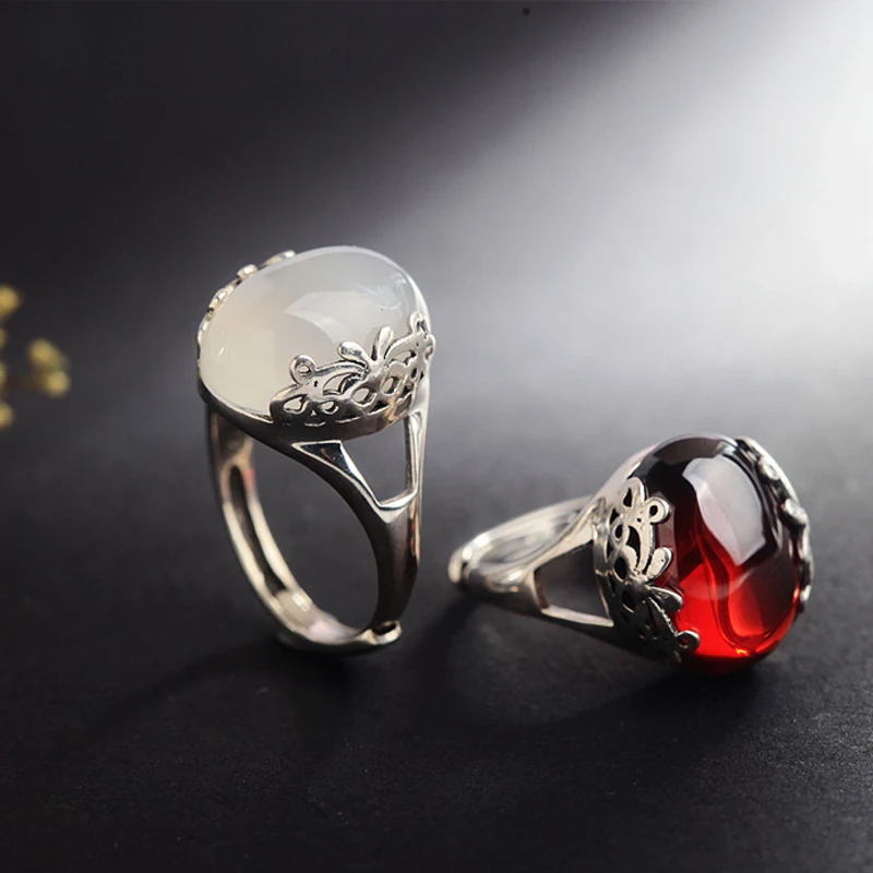 Женское кольцо из зеленого нефрита с халцедоном серебряное красным гранатом в