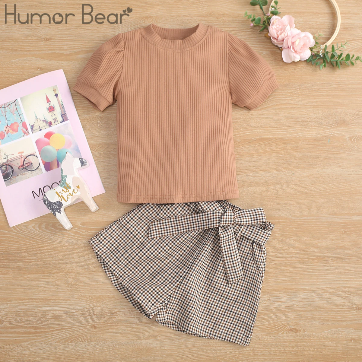 

Комплект летней одежды Humor Bear для девочек, новинка, трикотажный топ с коротким рукавом + клетчатые шорты с бантом, спортивный костюм из 2 пред...