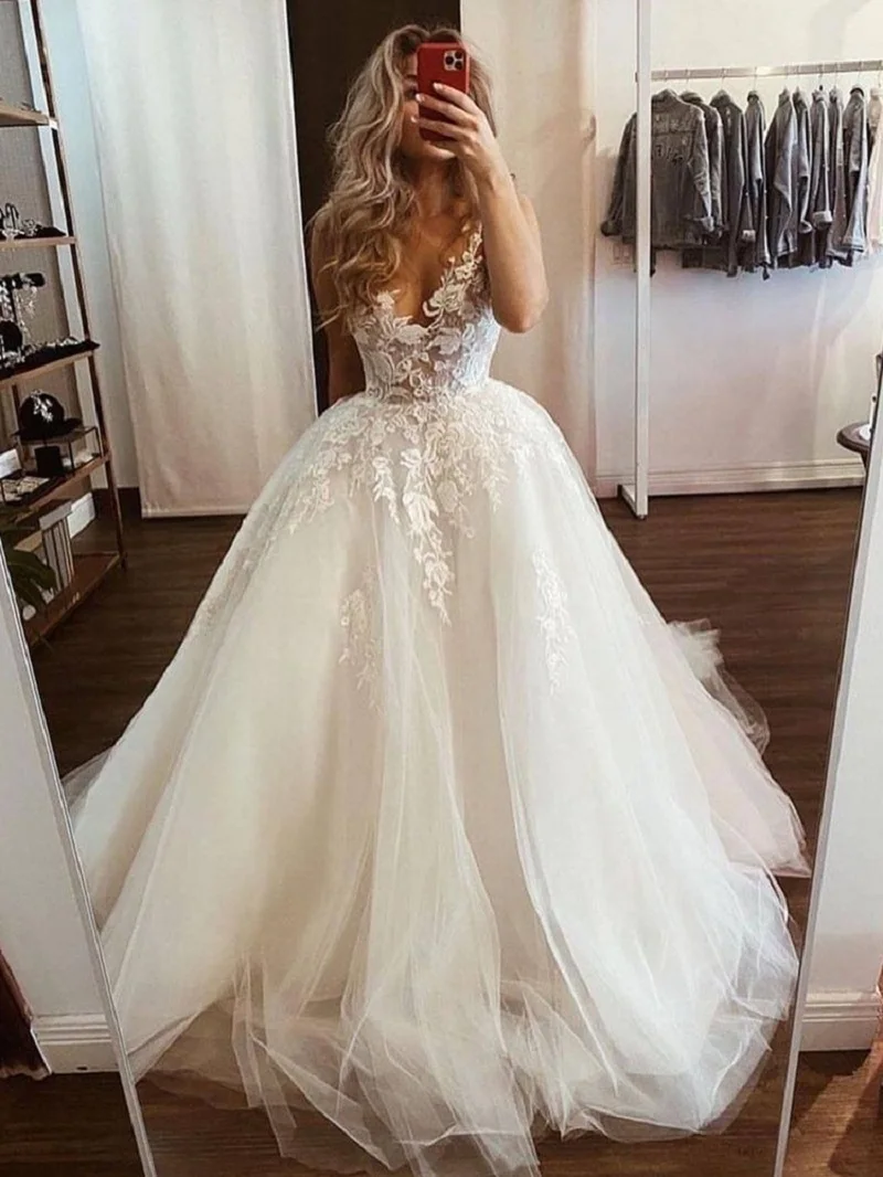 

2021 Elegant Sweep Train V-Neck Floor Length Beach Bridal Gowns Ivory WhiteTulle Sleeveless Lace Appliques Princess Party Dress