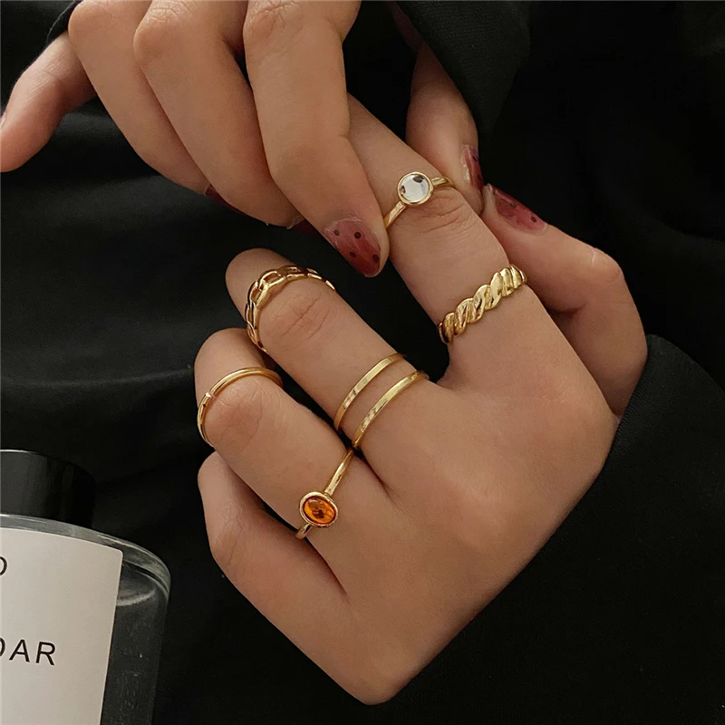 Женские свадебные кольца с красными опалами золотистые винтажной текстурой в