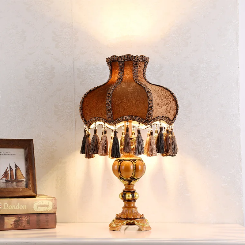 

Vintage Resin Table Lamp Bedroom Bedside Lamp Table Decoration Lamp Ins Girl Princess Cozy and Cute Lace Wedding Room Decoration