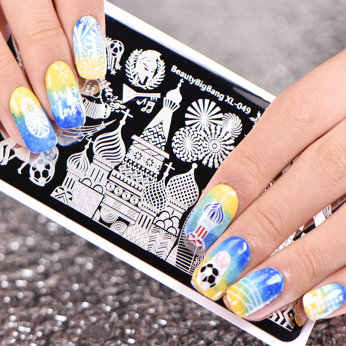 Красивые штамповочные пластины для ногтей с изображением русской куклы