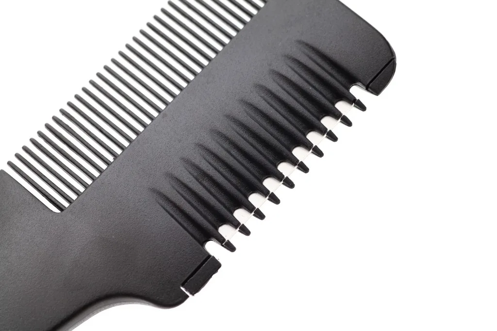 

1pc Hair Cutting Comb Black Handle Hair Brushes with Razor Blades Cutting Thinning Trimmin Hair Salon DIY Styling Tools