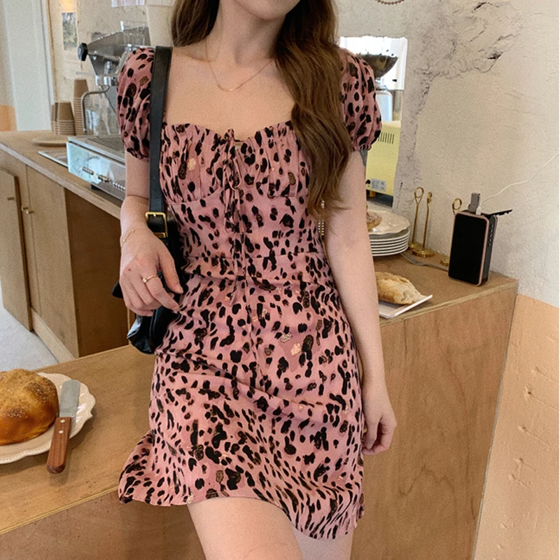 

Zoki Elegant Women Leopard Print Dress Square Neck Puff Sleeve Party Vestidos Mini Dress French Summer Plus Size Fashion New2021