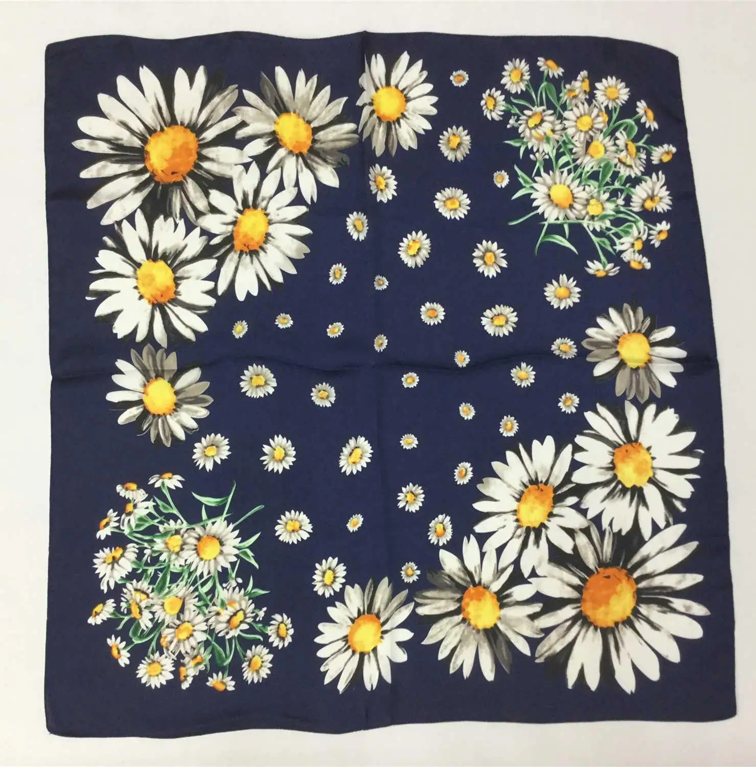 Бандана шелковый шарф платок маленькая Маргаритка хризантемы дизайнерские