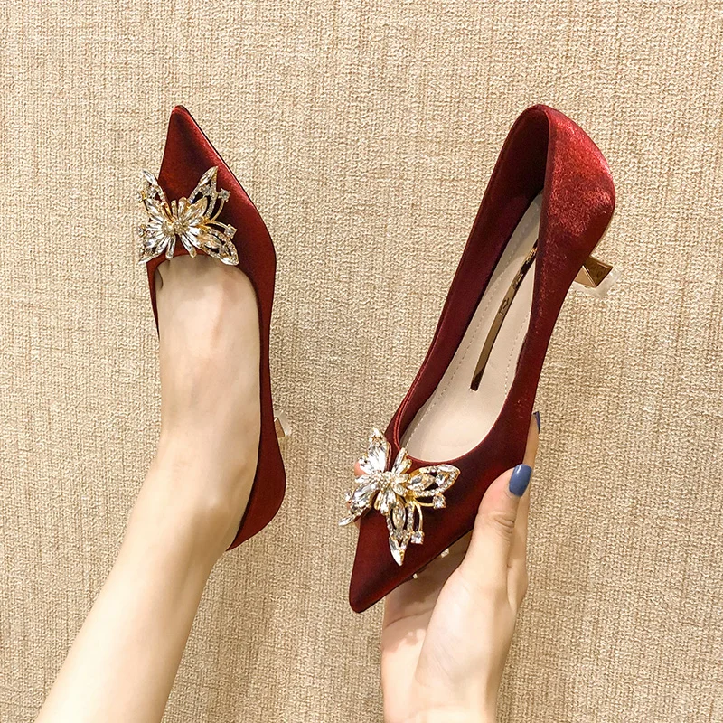 Женские сандалии с острым носком на среднем каблуке бантом и пряжкой модные