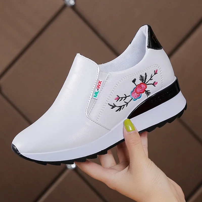 Autumn Style White Повседневные лоферы на высоком каблуке; дышащая обувь из вулканизированной кожи; женские кроссовки из искусственной кожи с круглым носком; обувь на платформе с вышивкой; tenis feminino - Цвет: Autumn Style White