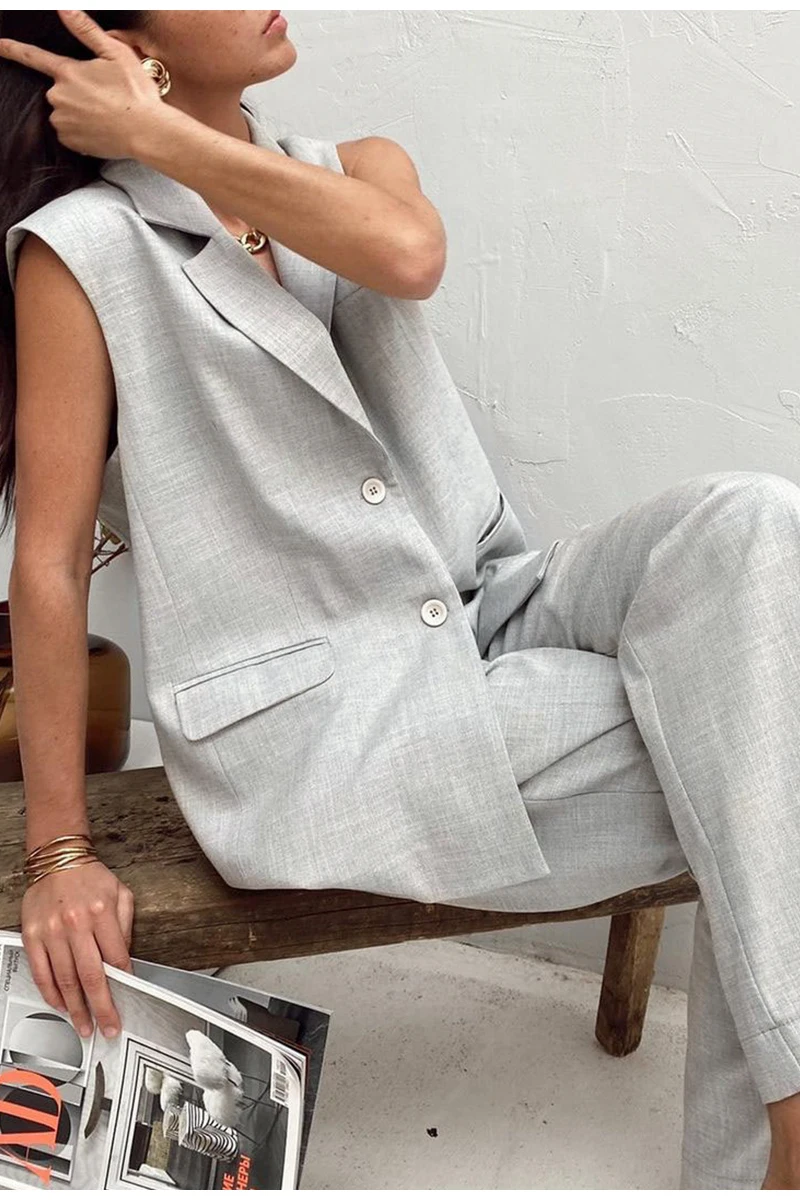 

Костюм Женский свободного кроя без рукавов, с высокой талией и высоким воротником