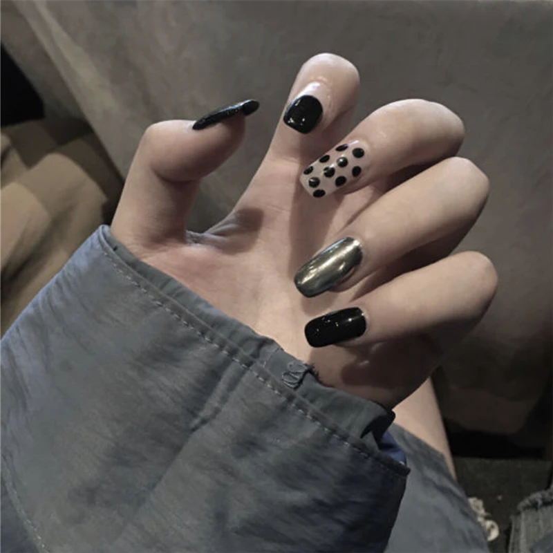 Накладные ногти в американском стиле дымчатые однотонные с черным волнистым