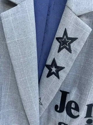 Женская серая куртка в клетку с вышитыми буквами на груди | одежда