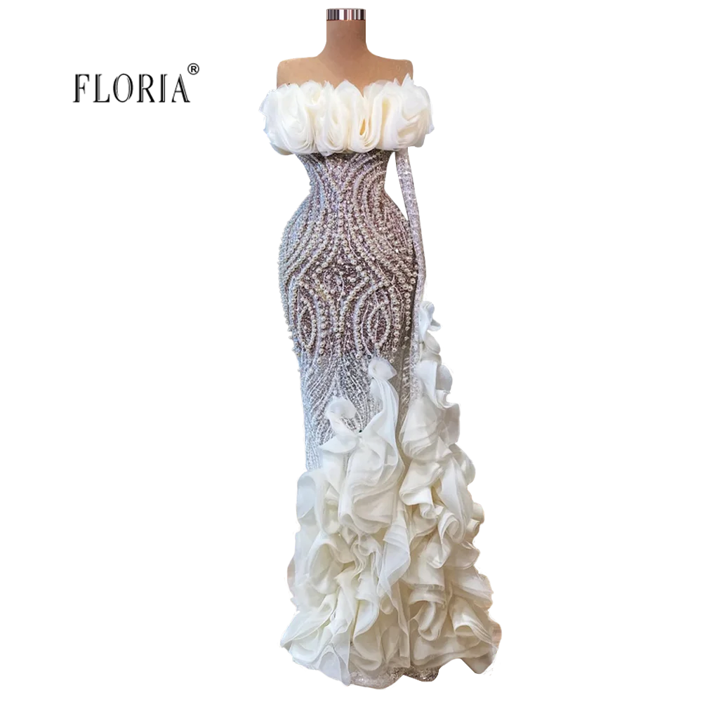 Белое официальное вечернее платье с открытыми плечами и бисером модель 2022 года