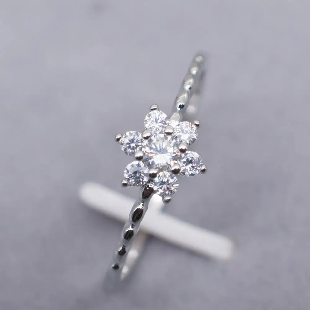 

Fashion Snowflake White Zircon Silver Color Ring For Women Engagement Wedding Flower Shape Party Jewelry Rings