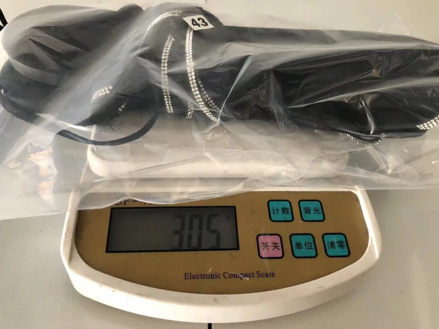 

Plus Size Ladies Rhinestone Slippers Beach Summer Shoes 2021 New Women Slip on Bling Cross Strap Clip Toe Flat Sandals