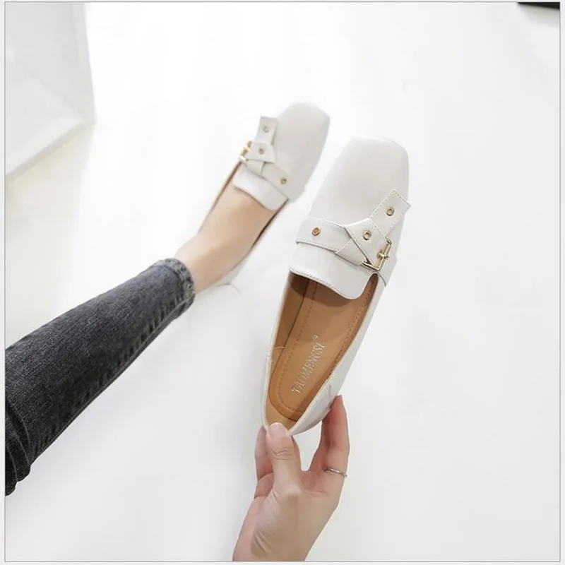 Женские офисные туфли на плоской подошве белые Лоферы без застежки с