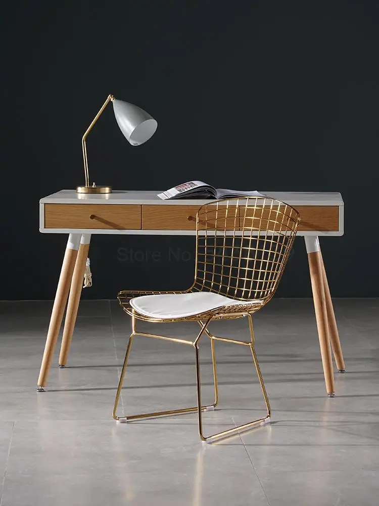 Металлическое кресло для макияжа с открытой спинкой| |