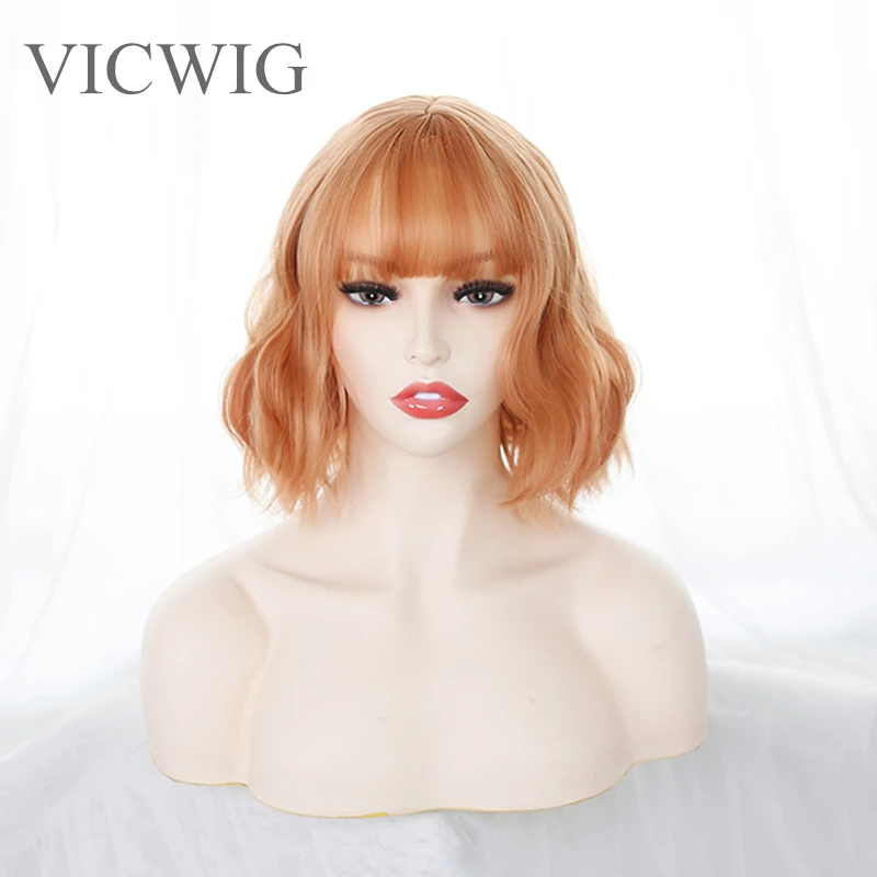 

VICWIG, короткие волнистые синтетические волосы с челкой, черный смешанный оранжевый льняной светлый блонд, косплей, парик для женщин