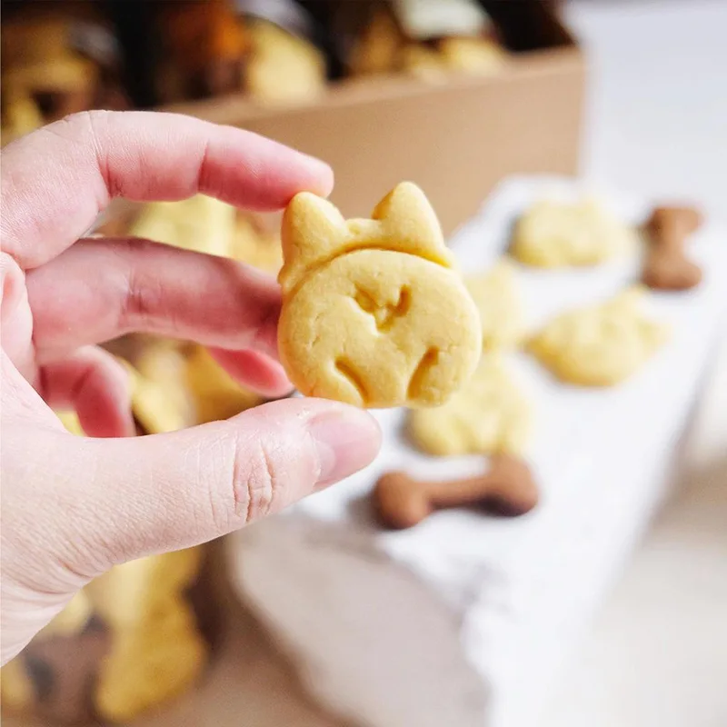 Формочка для печенья в виде кости с изображением милой собачки корги из фонданта и других материалов для выпечки и декорирования тортов.