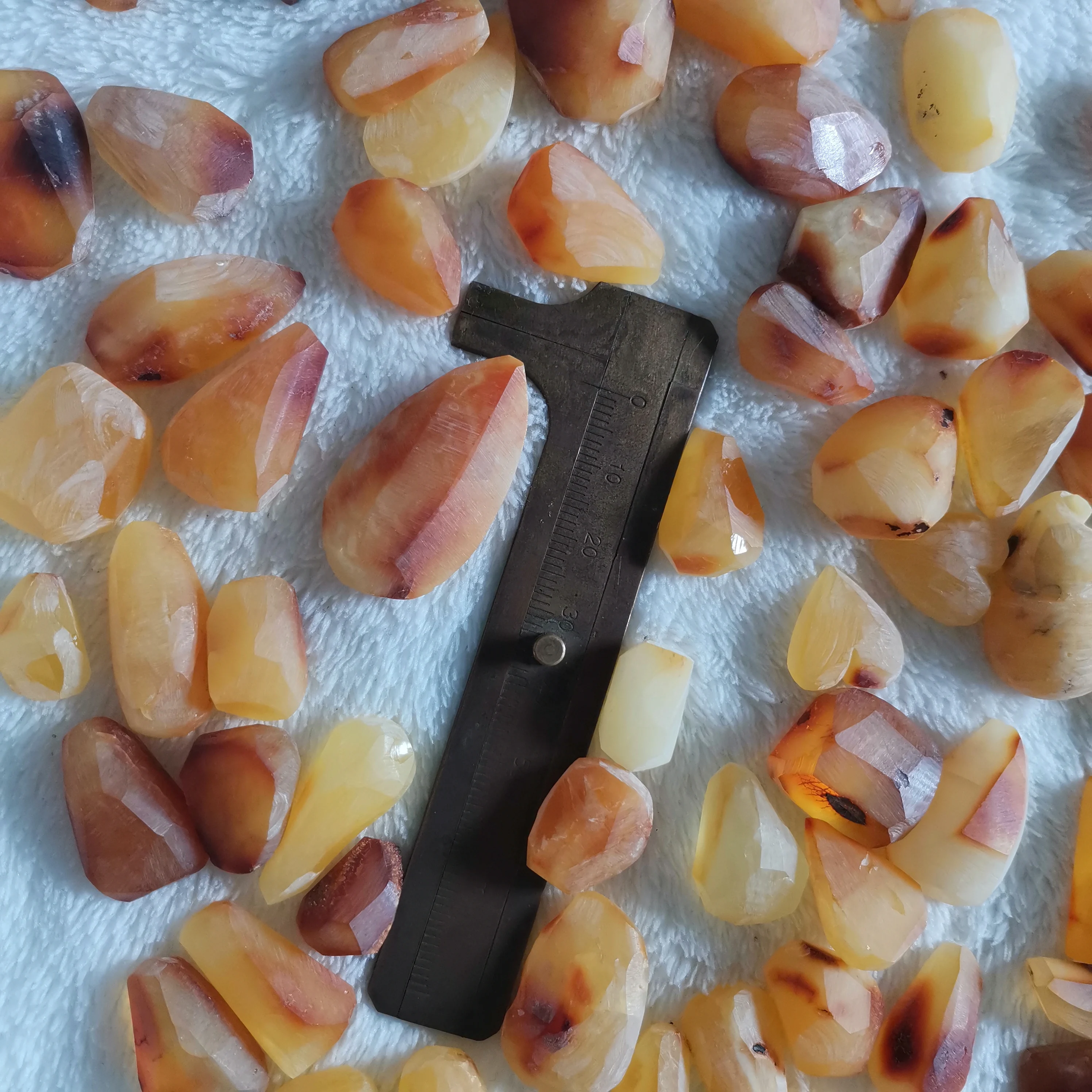 

ECHSUN Natural pineapple sea beeswax heart-shaped drop-shaped geometrical cut amber bare stone gemstones loose natural gemstone