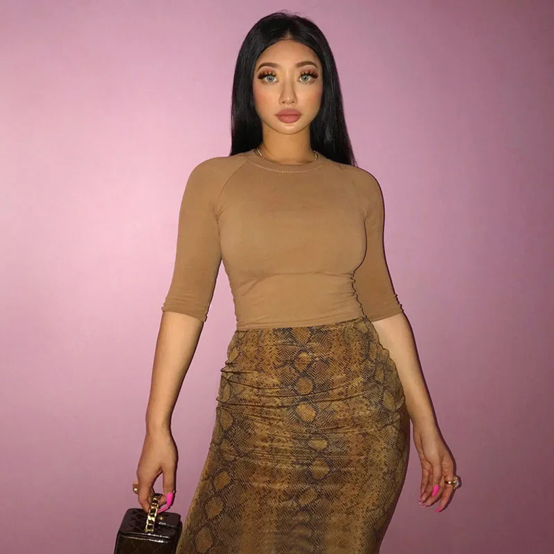 Утепленная удлиненная футболка с длинными рукавами круглым вырезом и эластичной