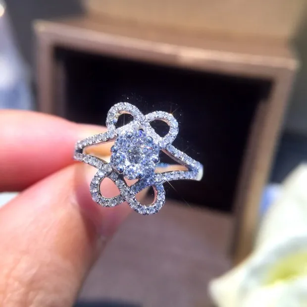 Кольцо из чистого золота 18 карат с натуральными бриллиантами красивое кольцо