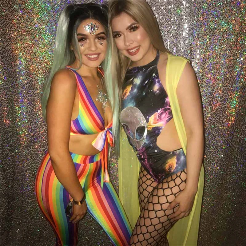 Радужные цветные полосатые принтованные наряды с низким вырезом на спине