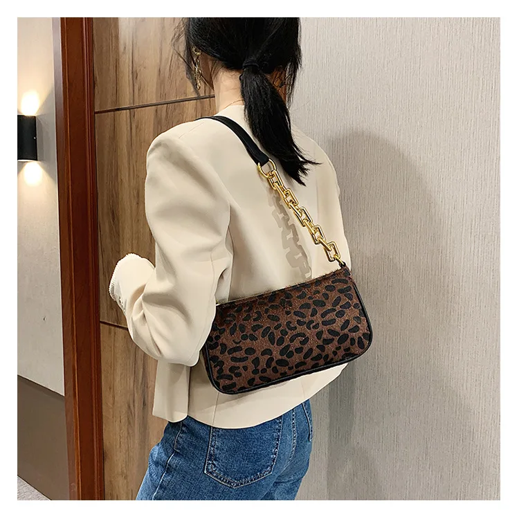 

Non-Mainstream Design Chain Leopard Print Hand Velvet Underarm Bag Female 2020 New Fashion All-match Texture Shoulder Bag