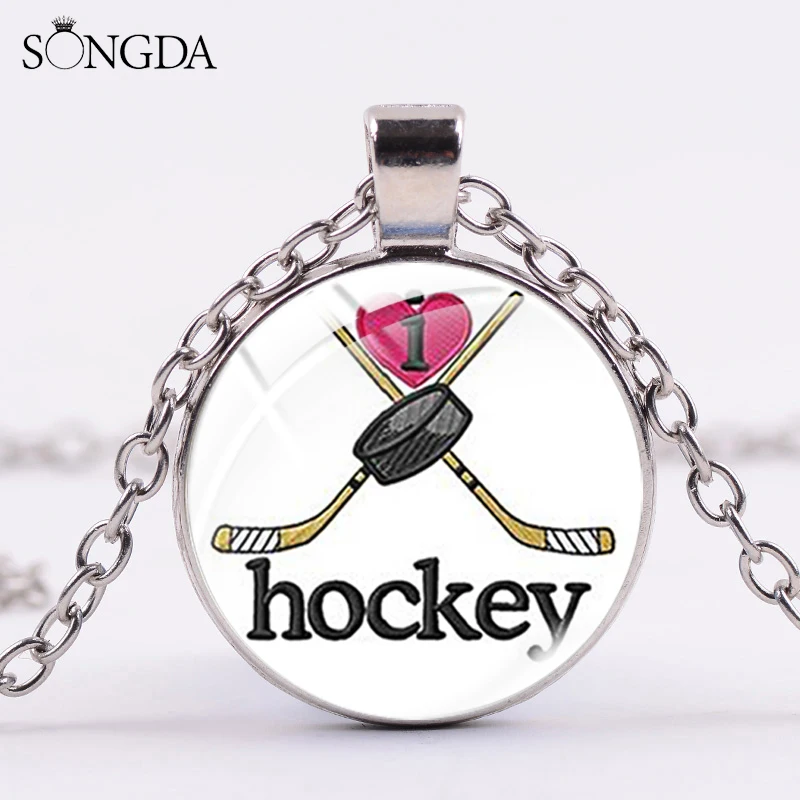 Винтажное колье в стиле хоккея на траве с силуэтами игроков под стеклянным куполом, спортивные украшения в подарок для членов клуба.