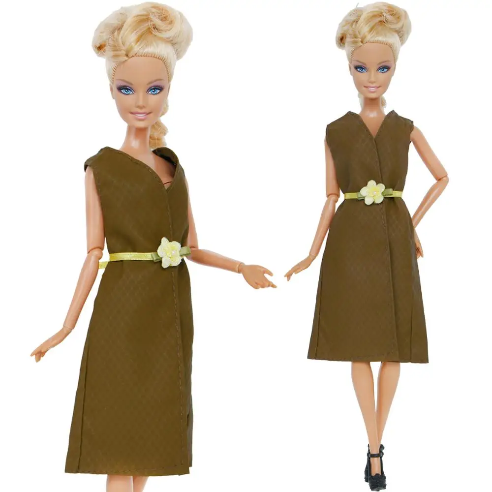 Модное коричневое платье в клетку с цветочным поясом + черная обувь на высоком