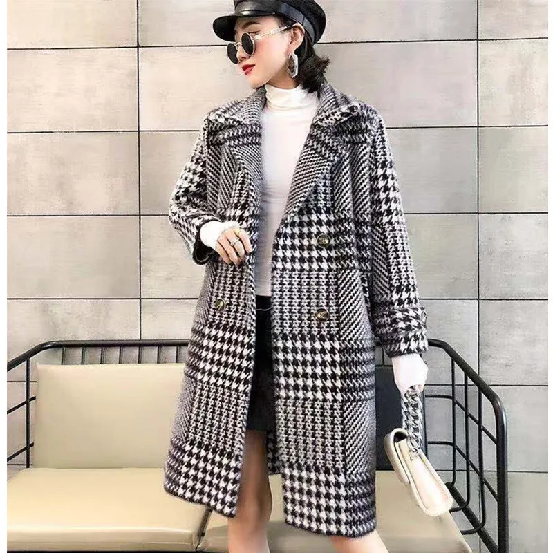 Женское длинное пальто в клетку классическое клетчатое с лацканами теплая