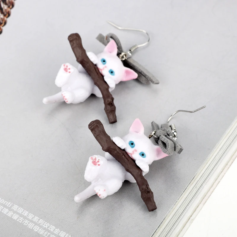 2020 забавные серьги капли из смолы с изображением котенка и ветки модные