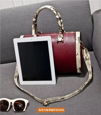 Сумка женская розовая с принтом змеиной кожи подушка-мешок повседневный тоут на