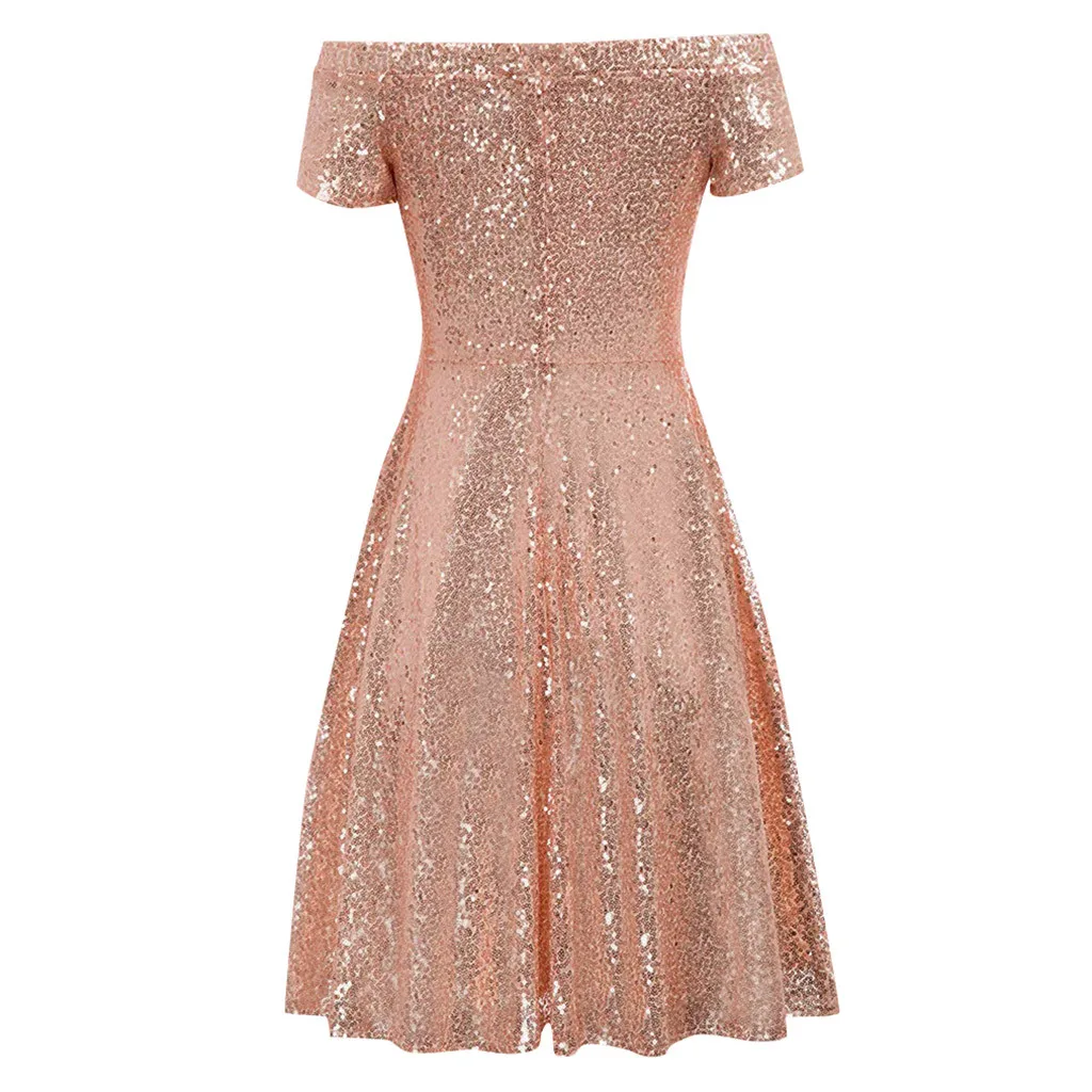 Женское платье с открытыми плечами и короткими рукавами блестками