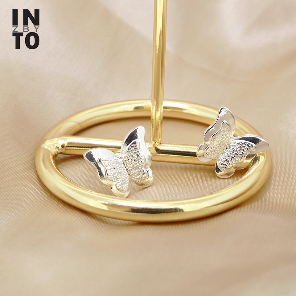 Женские серьги-гвоздики серебристого цвета с бабочкой | Украшения и аксессуары